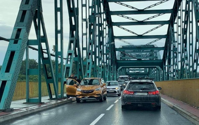 W zderzeniu uczestniczyły w sumie trzy auta. Ruch został już udrożniony