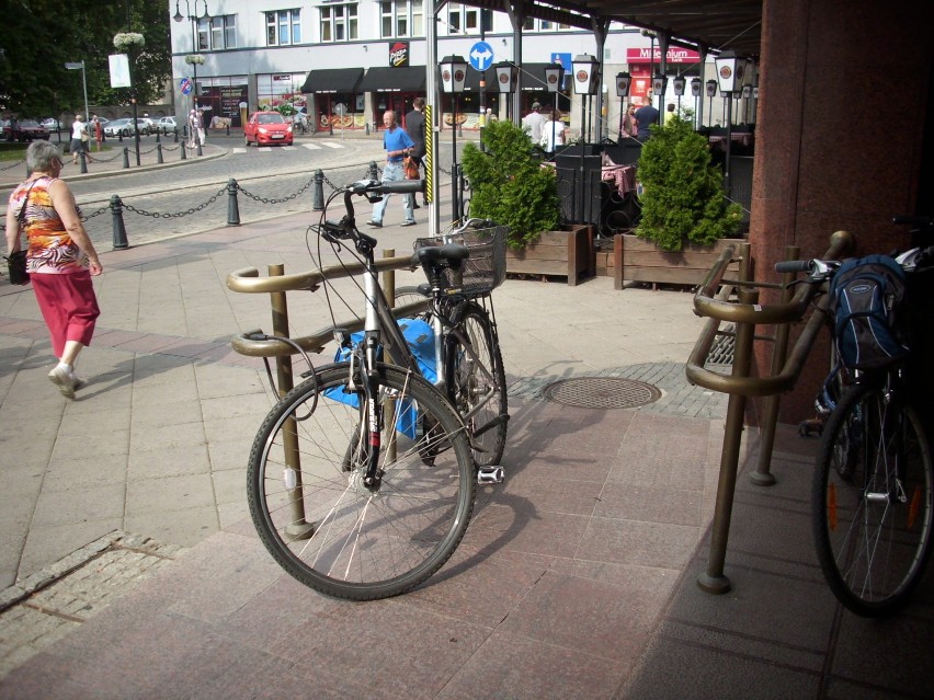 Zaparkowanie roweru na miejscu dla niepełnosprawnych, a...