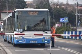 PKP PLK przypominało w Rybniku, jak bezpiecznie pokonywać przejazd kolejowy. "Trzeba słuchać głosu rozsądku i przestrzegać przepisów"