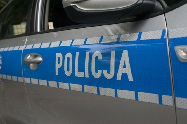 Policjanci pomogli 80-letniemu mężczyźnie, który ubrany zbyt lekko jak na tę porę roku siedział na chodniku w Inowrocławiu.