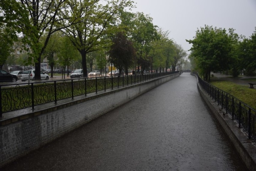 Ulewa z burzą przeszła nad Pruszczem Gdańskim. Woda na ulicy i chodnikach [ZDJĘCIA]