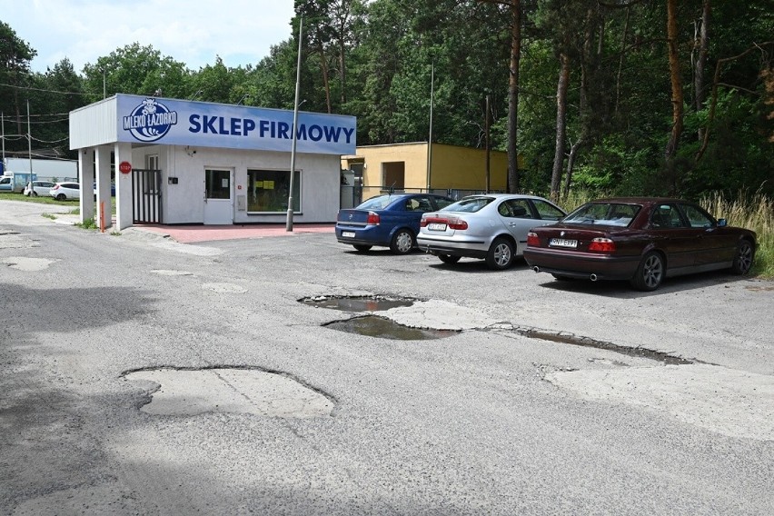 Dziurawa droga przy wjeździe do mleczarni w Stalowej Woli. Zobacz zdjęcia