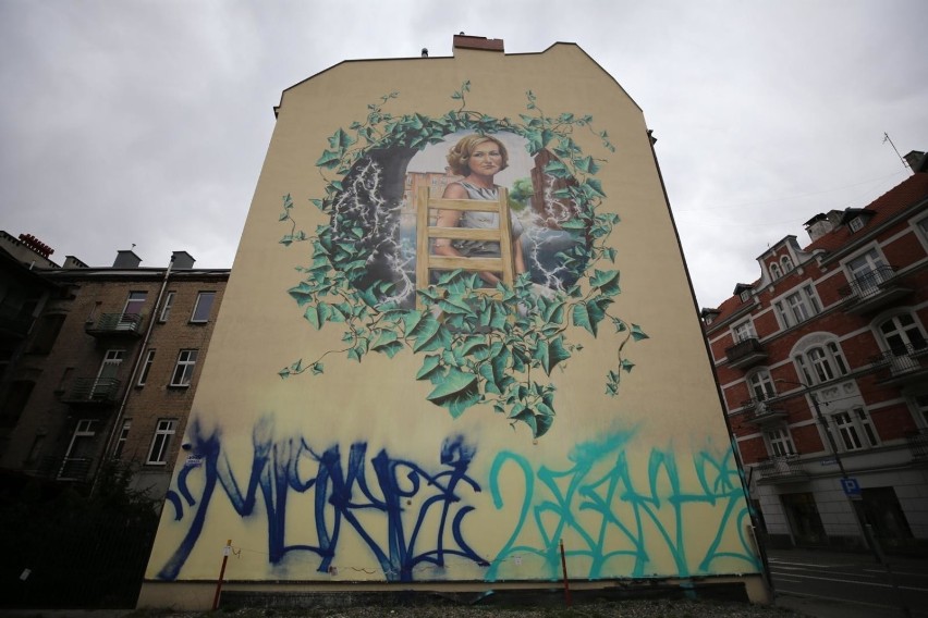 Zniszczony mural przedstawiający Krystynę Bochenek w centrum...