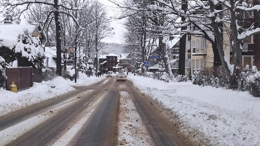 Na wielu ulicach w Zakopanem zalega śnieg. Kierowcy muszą...