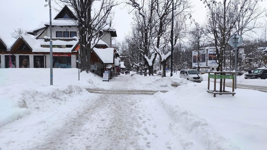 Na wielu ulicach w Zakopanem zalega śnieg. Kierowcy muszą...