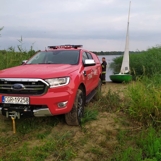 Na Jeziorze Nogat w powiecie grudziądzkim dryfowała przewrócona łódź. Interweniowały służby