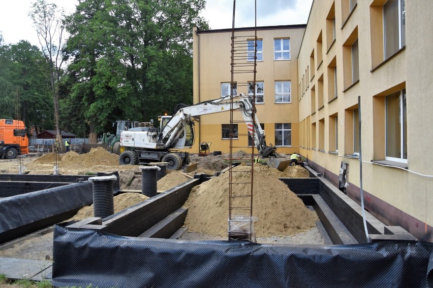 Wejherowo. Rozbudowa nowoczesnego obiektu szkolnego za 17 mln zł nabiera tempa. Zobaczcie zdjęcia z placu budowy!