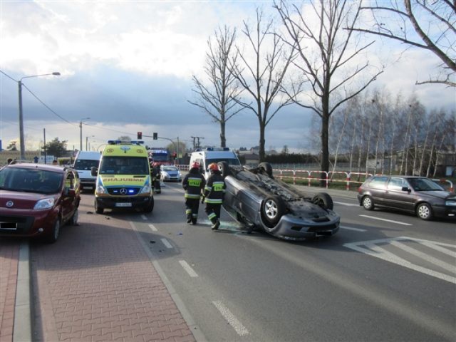 Dachowanie auta na ulicy Łódzkiej w Kaliszu