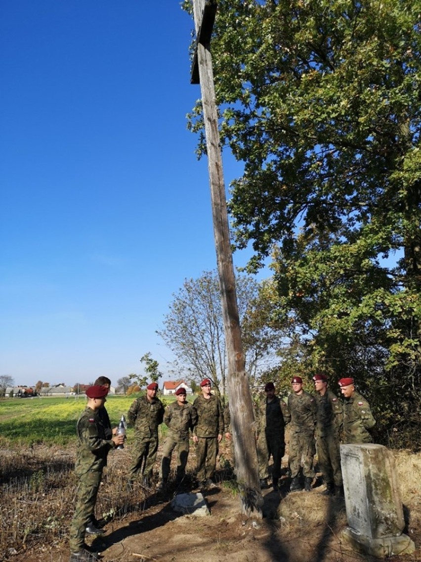 Żołnierze 25. Brygady Kawalerii Powietrznej w Tomaszowie porządkowali miejsca pamięci [ZDJĘCIA]