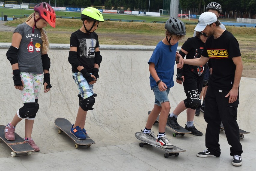 Skatepark w Pleszewie. Pierwsze kroki na deskorolce