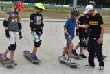 Pleszew. Skatepark to prawdziwy hit! Stawiają pierwsze kroki na desce z Mateuszem "Kaszkietem" Kałużnym. Chętnych nie brakuje!