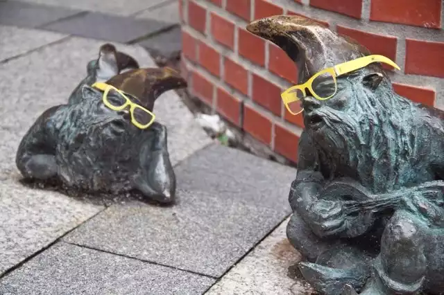 Wrocławskie krasnale w okularach. Żółte oprawki założyły też postacie z pomnika "Przejście"