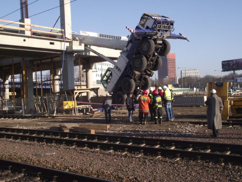 Około godz. 11 na budowie dworca przewrócił się 50-tonowy...