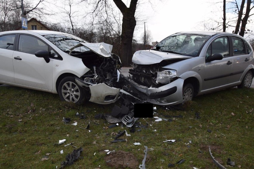 Na miejscu pojawiły się dwa zastępy straży pożarnej....