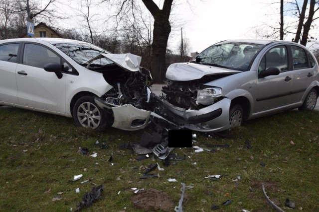 Na miejscu pojawiły się dwa zastępy straży pożarnej. Strażacy zabezpieczali miejsca zdarzenia i udzielili  pierwszej pomocy osobie poszkodowanej, do czasu przyjazdu karetki pogotowia