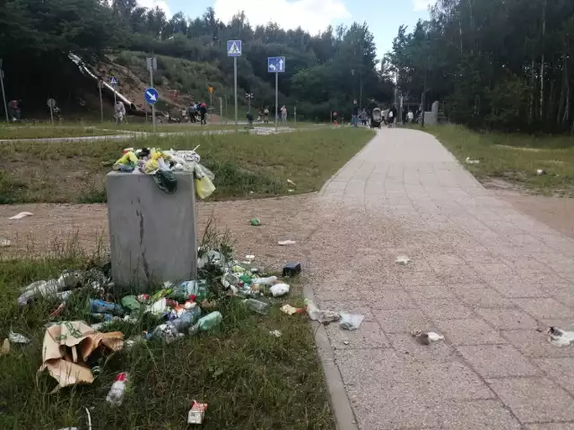 Multipark Morena został już otwarty, śmieci walają się na całym terenie obiektu