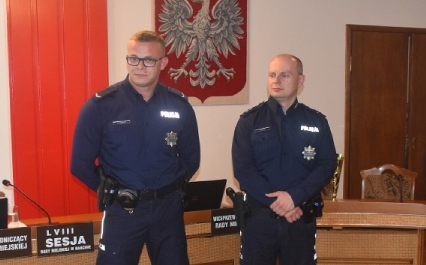 Sierżant Dawid Głowacki (w okularach) w obecności zastępcy...