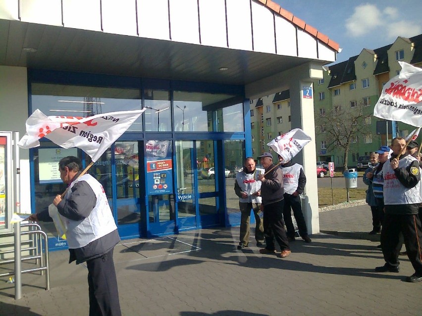 Protest Solidarności pod Lidlem w Sieradzu. Związkowcy...
