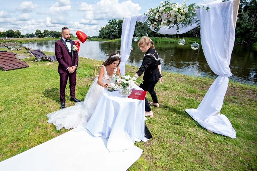 Ślub pani Magdaleny i pana Pawła w Nowej Soli nad Odrą. Było...