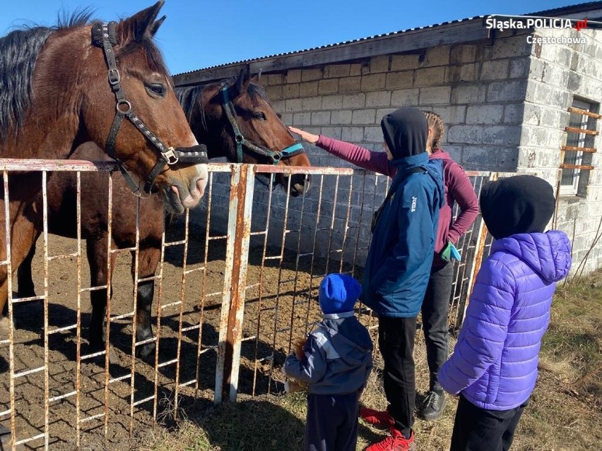 Dzielnicowy z Kłomnic przyjął pod dach ukraińską rodzinę z trojgiem dzieci