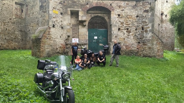 Ruiny kazimierzowskiego zamku Inowłódz były jednym z punktów wyprawy zduńskowolskich motocyklistów