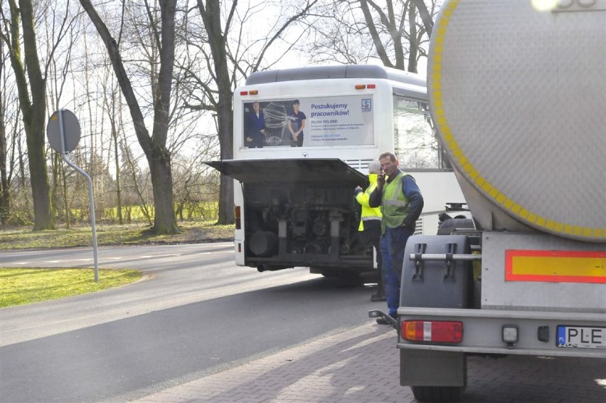 KOŚCIAN. Plama oleju ciągnęła się od ul. Koszewskiego do "starej piątki". Olej wyciekał z uszkodzonego autokaru 