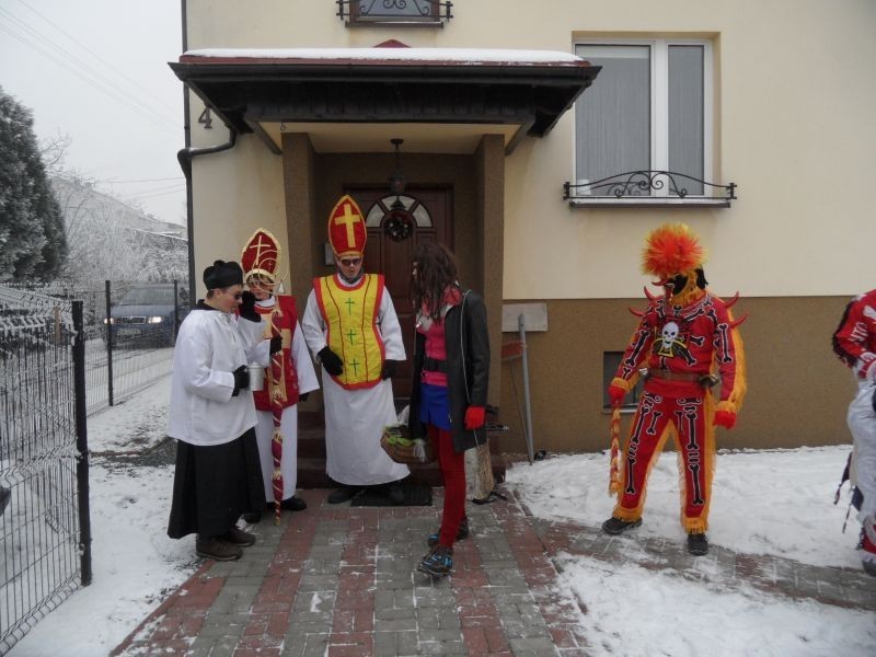 Dioboł, Koza, Żyd i inni, czyli mikołajowe bandy odwiedzały mieszkańców Łąki [ZDJĘCIA + WIDEO]