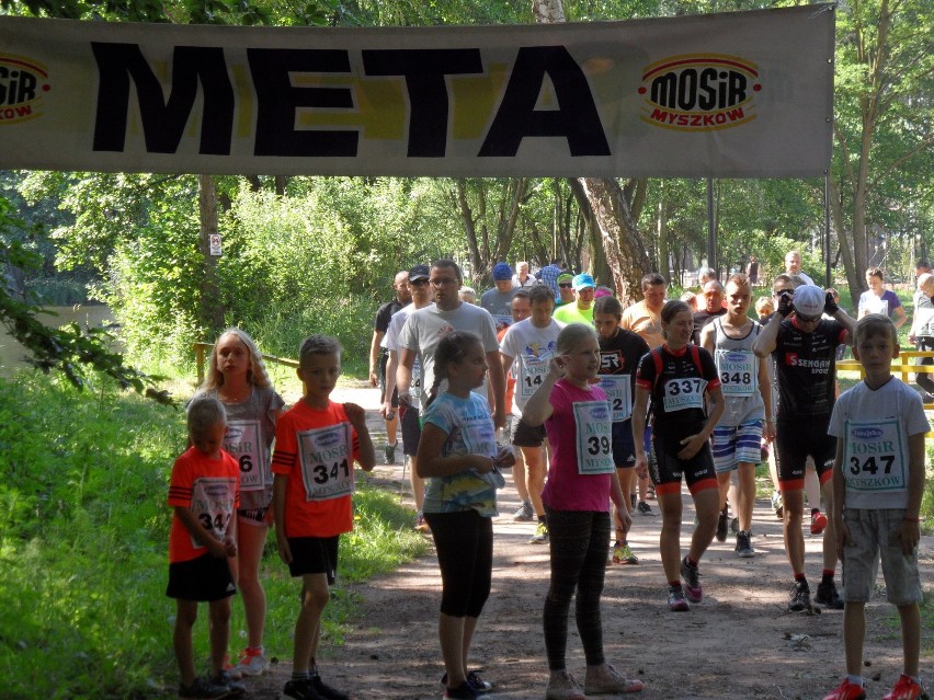 Diathlon w Myszkowie bieg i jazda na rowerze ZDJĘCIA