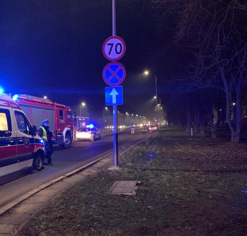 Kraków. W Czyżynach samochód potrącił pieszą. Droga w kierunku Nowej Huty została zablokowana