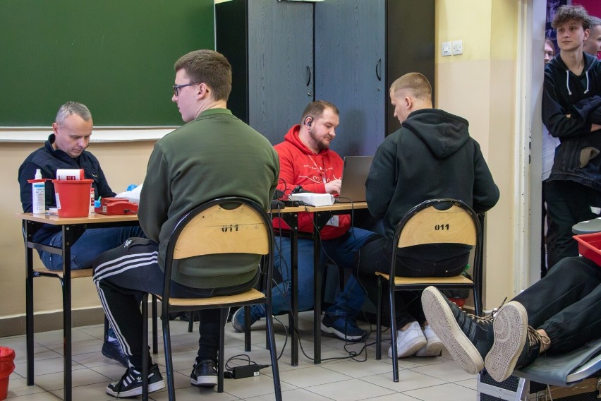 "Młoda krew ratuje życie" w "elektryku" w Radomsku. Krew oddało 33 uczniów ZSE-E. ZDJĘCIA