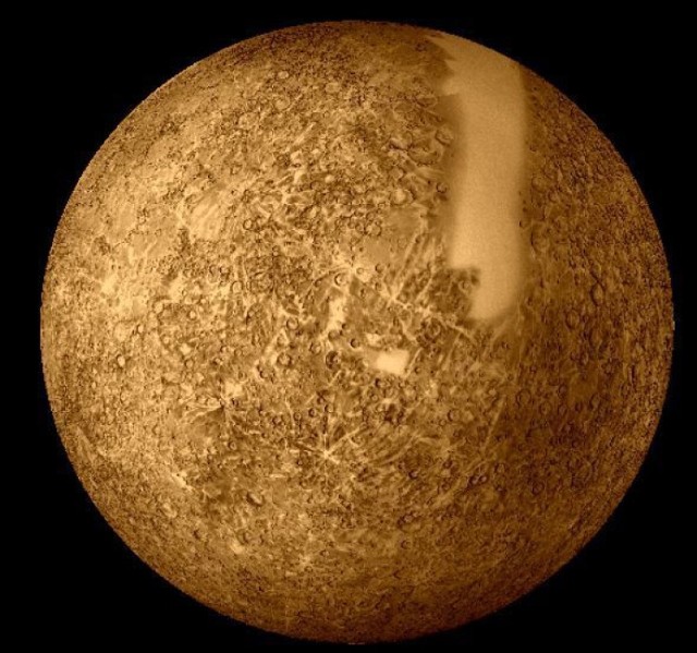 Merkury. Obraz jest mozaiką zdjęć wykonanych przez sondę Mariner 10.