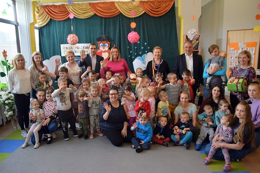 Starosta Piotr Ambroszczyk czytał dzieciom w Przedszkolu Kreatywne Nutki w Starachowicach. Zobaczcie zdjęcia