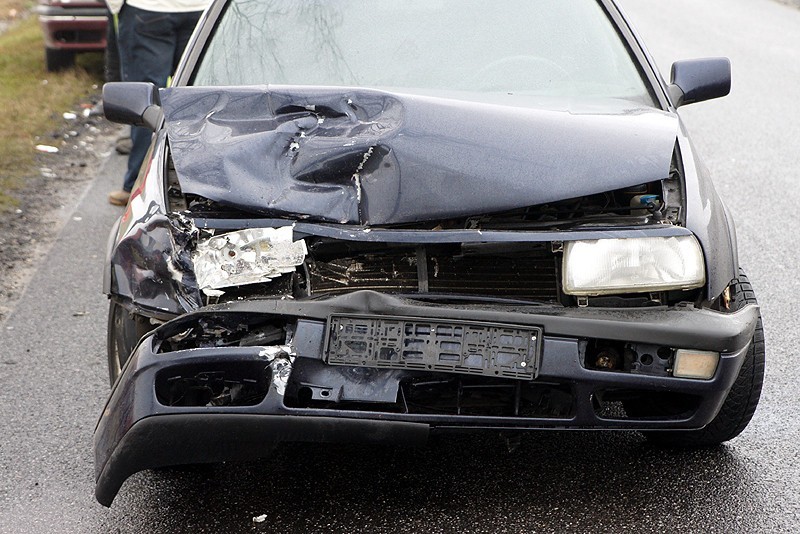 Piotrów: Volkswagen zepchnął matiza do rowu. Autem jechała kobieta z dzieckiem. ZDJĘCIA