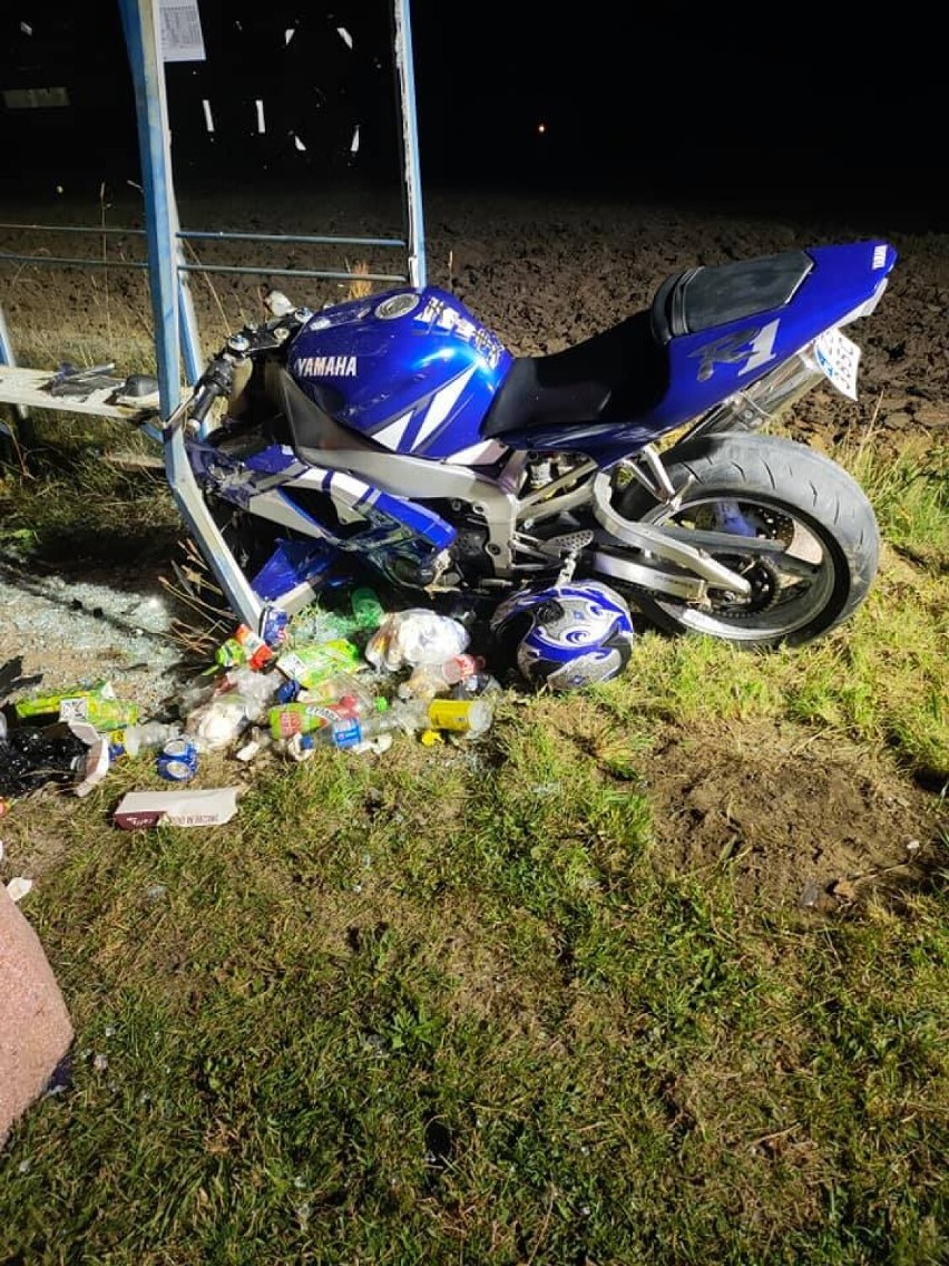 Pijany i bez uprawnień jechał motocyklem - rozbił się na przystanku autobusowym