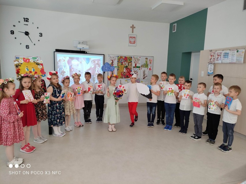 Najmłodsi uczniowie Szkoły Podstawowej nr 3 im. Powstańców Wielkopolskich świętowali Dzień Mamy i Taty