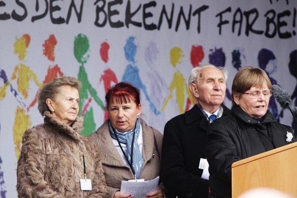 Eugeniusz Kołodziejczyk i Zofia Burchacińska (pierwsza z lewej) na placu Zamkowym w Dreźnie