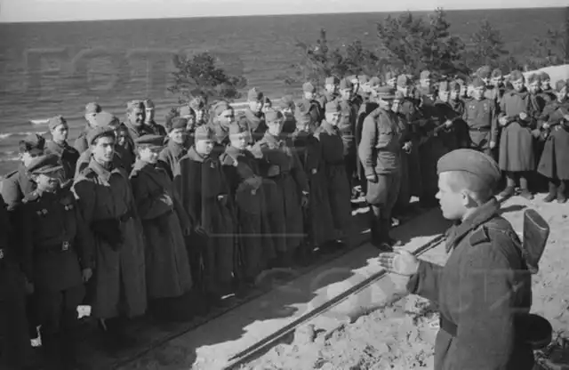 Żołnierze Armii Czerwonej na Mierzei Wiślanej, 9 maja 1945 roku.
Widoczny tor polowej kolejki wąskotorowej.
(Źródło:http://fotosoyuz.ru/ru/catalog/picture)