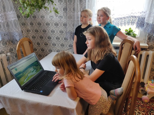 Dzieci państwa Kosińskich od razu przystąpiły do zabawy z nowym sprzętem. Laptopy rozwiążą wiele problemów w wielodzietnych rodzinach