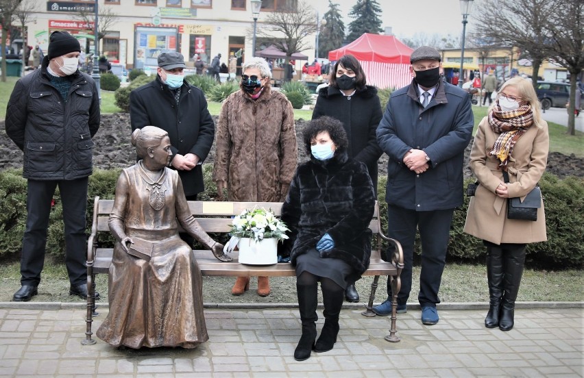 Ławeczka Jadwigi Młodowskiej, patronki IV  LO w Chełmie, stanęła na placu Kupieckim. Zobacz zdjęcia