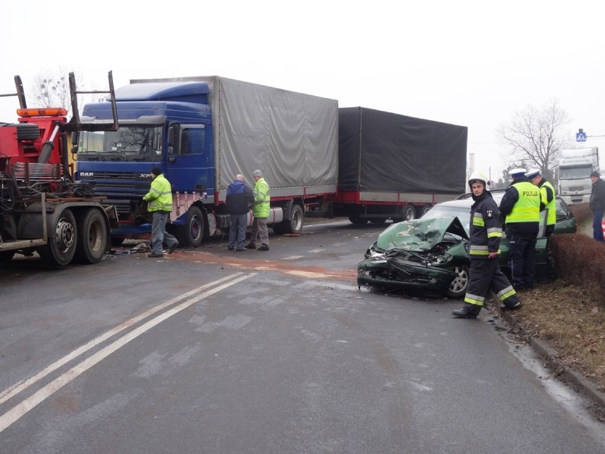 Wypadek w Jaraczewie: Osobówka zderzyła się z ciężarówką