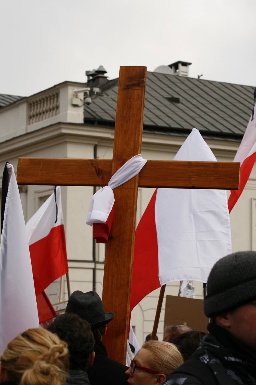 8:41, Krakowskie Przedmieście - uczczenie ofiar katastrofy smoleńskiej (ZDJĘCIA)
