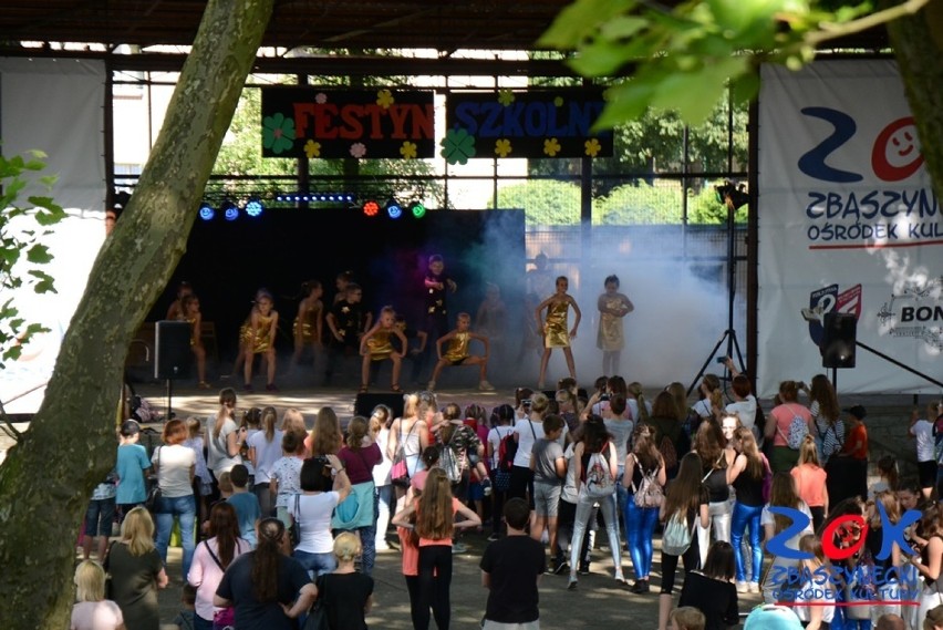 Festyn szkolny w Zbąszynku. Uczniowie zaprezentowali się na scenie przy domu kultury [zdjęcia]