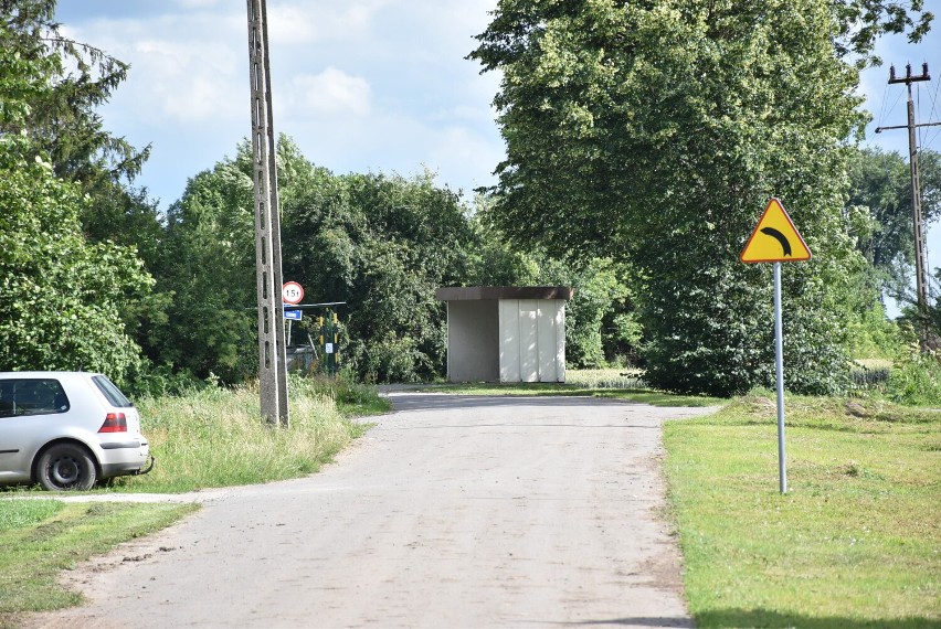 Gmina Malbork. Po pożarze domu w Stogach pogorzelec i jednocześnie podejrzany zamieszkał na przystanku autobusowym