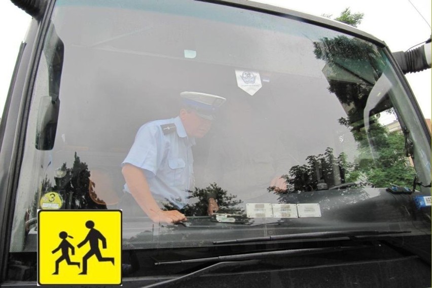 Policjanci włocławskiej drogówki podczas kontroli