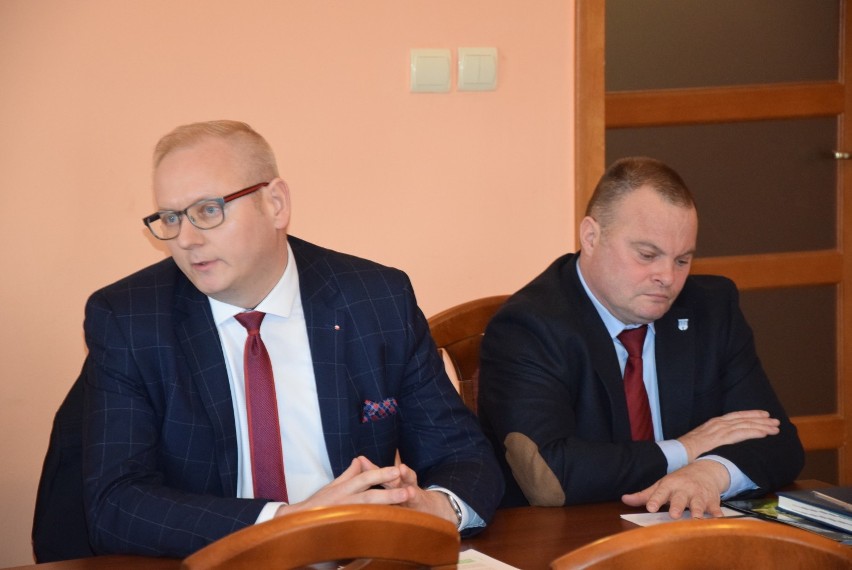 SULMIERZYCE: Senator Łukasz Mikołajczyk proponuje zakup wozu dla OSP w formule 50/50 [ZDJĘCIA+FILM] 