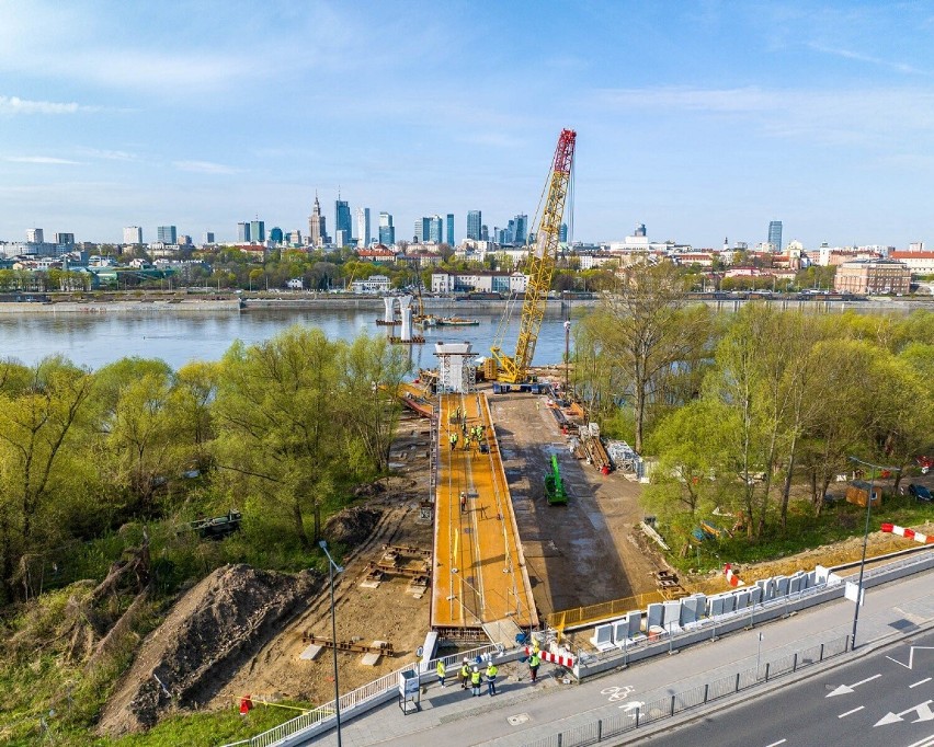 Most pieszo-rowerowy w Warszawie wkracza w kolejny etap....