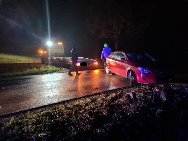 Gmina Lgota Wielka. Kierowca wjechał do rowu, porzucił auto i uciekł