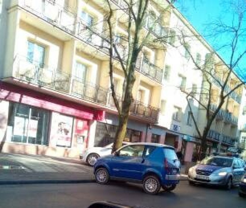 Samochód stoczył się z chodnika. Zablokował ruch na ul. Warszawskiej we Włocławku 