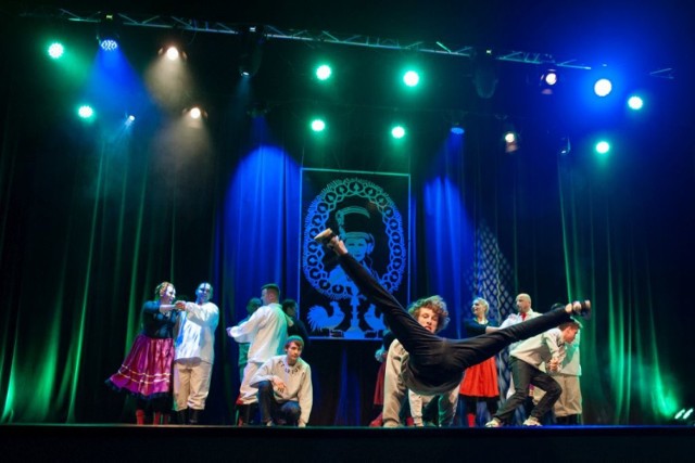 Spektakl - Muzyka Pana Chętnika to nowoczesne połączenie tradycyjnej sztuki ludowej z nowoczesną choreografią.