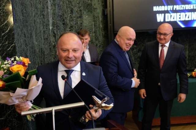 Prezes Ruchu Seweryn Siemianowski po raz drugi dostał nagrodę prezydenta Chorzowa w dziedzinie sportu

Zobacz kolejne zdjęcia. Przesuwaj zdjęcia w prawo - naciśnij strzałkę lub przycisk NASTĘPNE